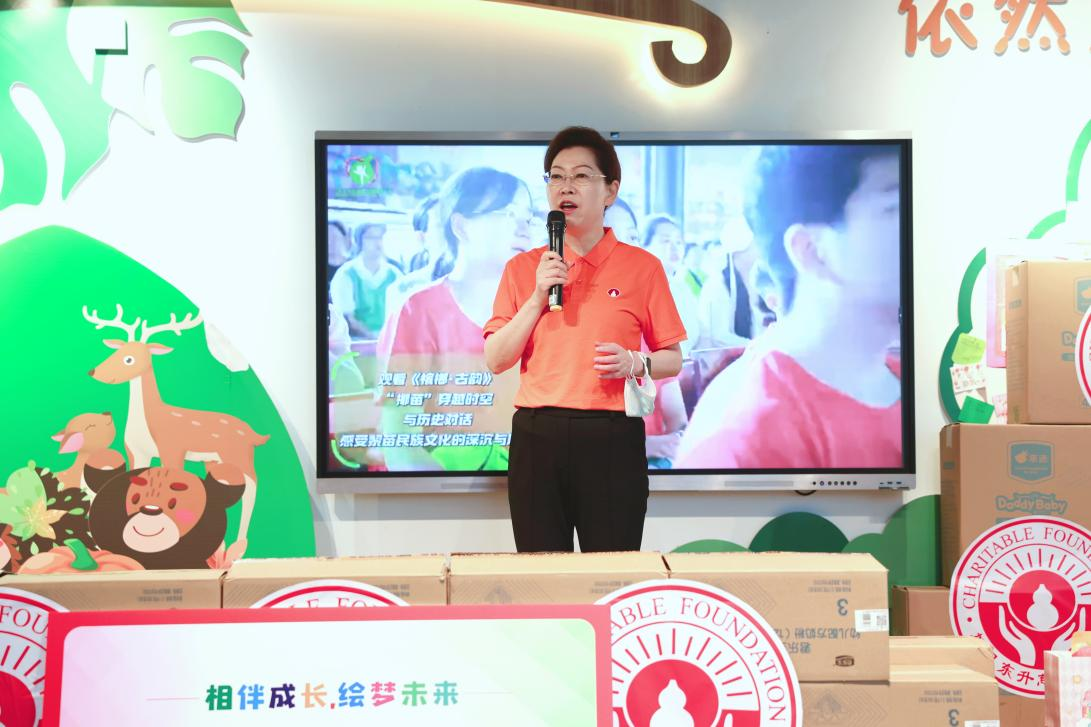 9-Year Commitment - Volunteers from Huluwa Pharmaceutical Group Join Children from Haikou Social Welfare Home in Painting a Vision for the Free Trade Port