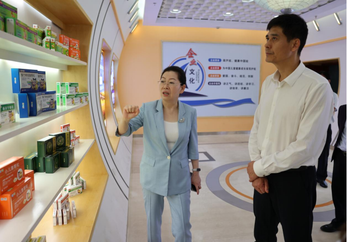 Ji Tiejun, Party Secretary and Director of the Hainan Provincial Medical Products Administration, Visits Huluwa Pharmaceutical for Inspection and Guidance